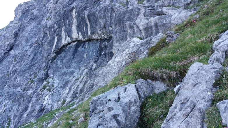 Schweizersteig: schwarzer Felsenstreifen im Linksbogen.
