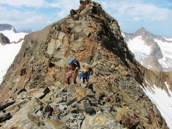 Am Westgrat erwartet uns überwiegend leichtes Blockgelände, das ungesichertes, gleichzeitiges Gehen erlaubt.