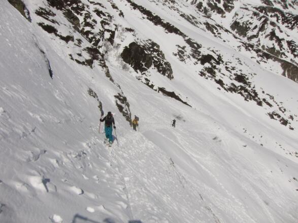 Querung aus dem Steilhang in flacheres Gelände.