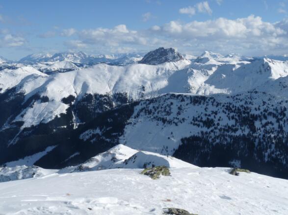 Blick vom Gipfel zum markanten Gr. Rettenstein.