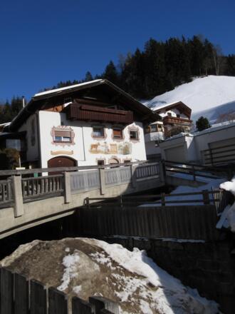 In Mühltal an der Bushaltestelle, bevor es links den Berg hinauf geht