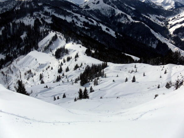 Tiefblick aus der Gipfelmulde