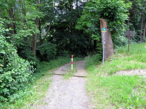 Über diesen Weg gelangt man hinunter zur Bundesstraße und zum Kreisverkehr  am Eingang des Pitztales.