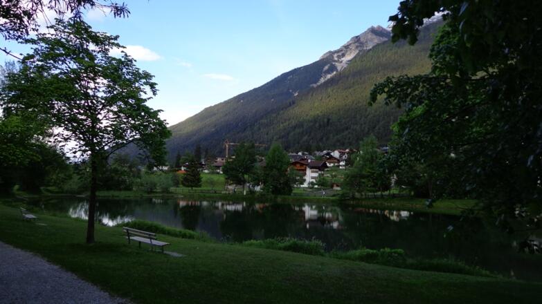 Der Kampler See in der Kampel, hier folgt man den Uferweg der Ruetz nach Neustift.