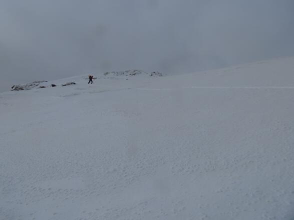 Kurz unterhalb des Gipfels wird es wieder flacher.