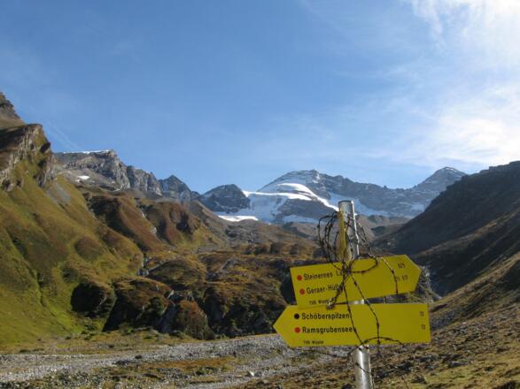 Bei dieser Weggabelung beginnt der Steig.