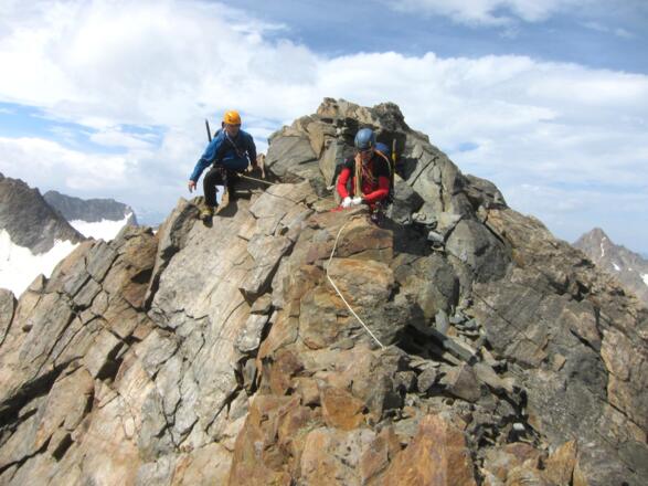 ... weniger Geübte (oder hier im Kursbetrieb) können an Felsblöcken nachgesichert werden.