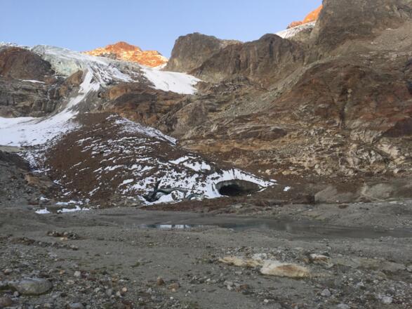 derzeitiges Gletschertor auf ca. 2600 m. Der Aufstieg erfolgt rechts vom Gletschertor und zieht durch die Felsen bis zum noch mit Schnee bedeckten Gletscher. Ab hier wird er Gletscher derzeit betreten.