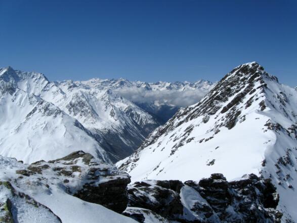 Der Blick reicht bis zur Wildspitze (ganz hinten, Mitte links)