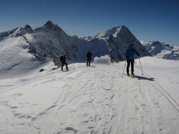 Wenige Minuten vor dem Gipfel, hinten die Pyramide des Schrandele und rechts der mächtige Schrankogel (3432 m).