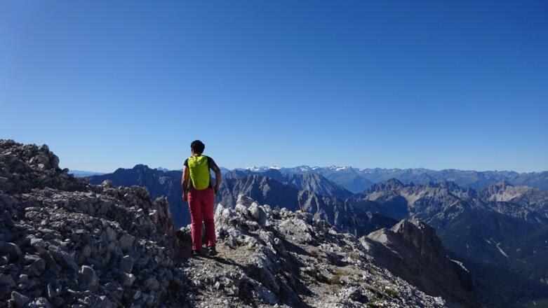 ... auf den Südgrat der Breitgrießkar-Spitze. Ganz hinten die Stubaier Alpen mit Wilder Freiger und Zuckhütl.