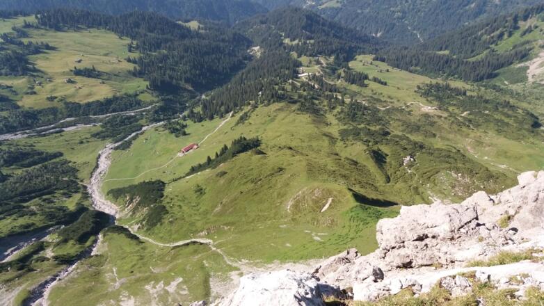 Markante Stelle: Alm mit rotem Dach.