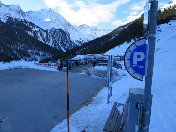 Der große Parkplatz ist kostenpflichtig, für Touristen mit "Gästekarte" gratis.