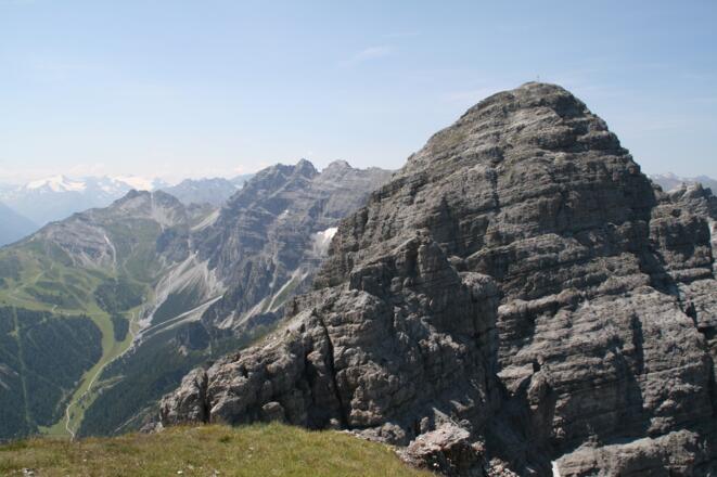 Wuchtig steht die Marchreisenspitze dem Ampferstein gegenüber.