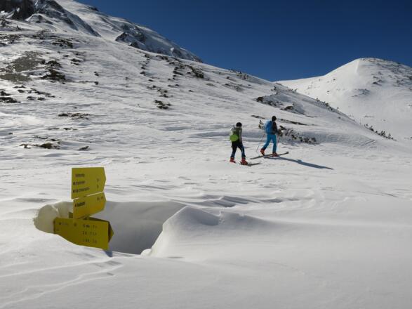 Vom Halsl queren wir zunächst ohne großen Höhengewinn ...