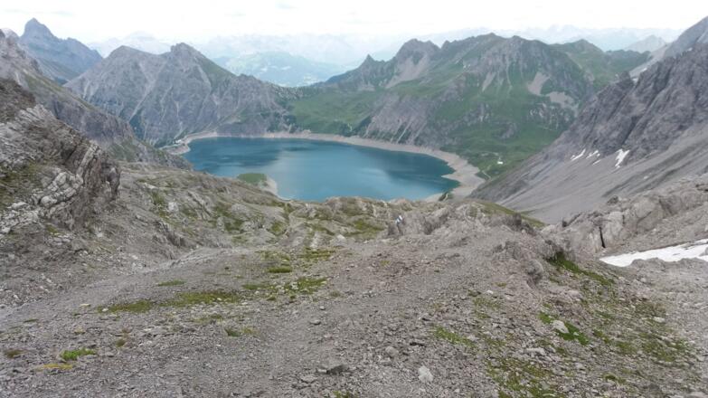 Vor Gamsluggen: Blick auf den Lünersee mit Douglasshütte.