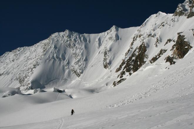 Die gewaltige Nordwand rückt beim Anstieg über das Schlegeiskees immer mehr ins Blickfeld.
