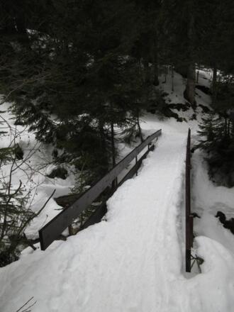 Tief verschneite Brücke, die wir überqueren