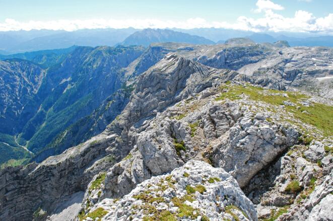 Blick vom Gipfel des Hebenkas auf den Hochplanberg und die Kraxenberge