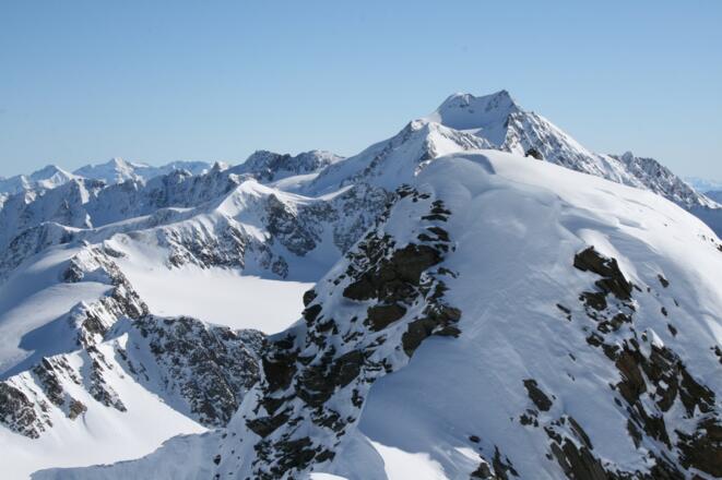 Gefährliche Wechten versperren oft den Weg vom Winter- zum Sommergipfel. Dahinter ragt die Wildspitze empor.