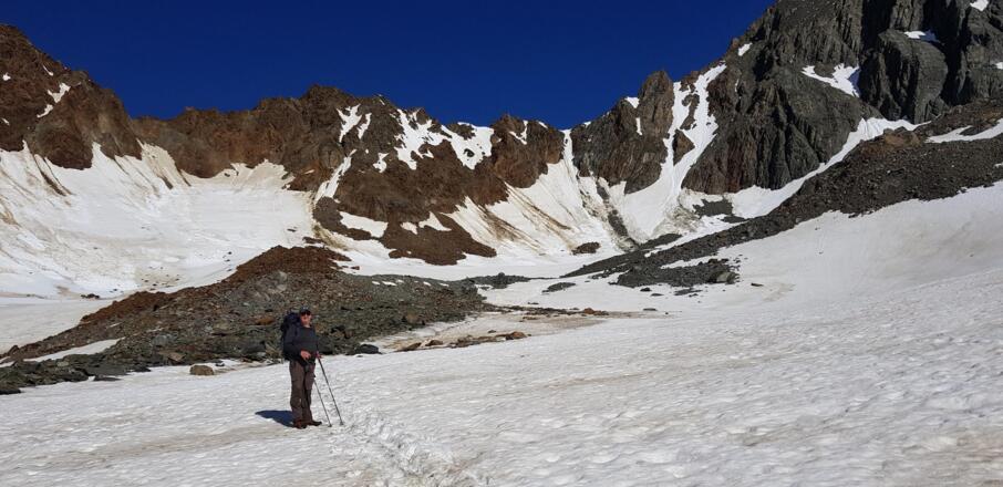Mitterkar auf ca. 3.100m, der Weg geht um die rechte Felsrippe herum