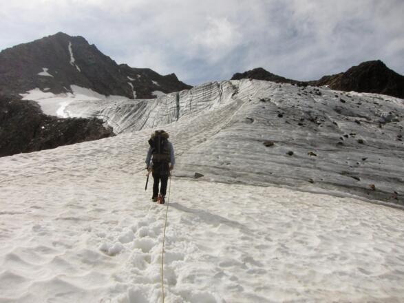 Die ersten Meter am Seespitzferner. Links oben der Gipfel der Östlichen Seespitze.