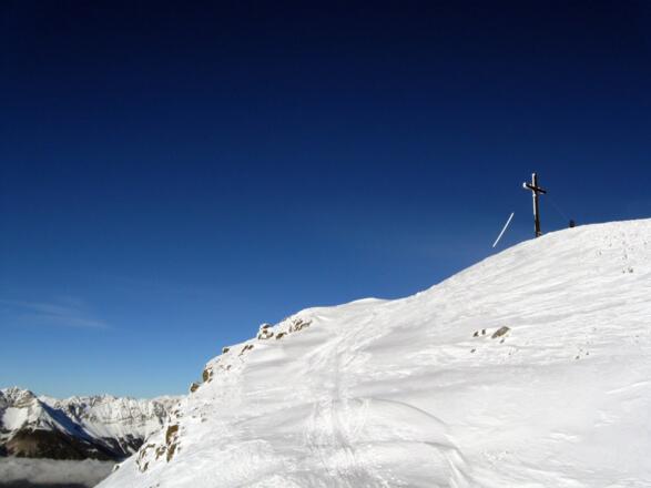 Und schließlich erreicht man von Südwesten das Gipfelkreuz.