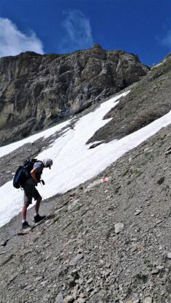 Gut zu gehende Trittspuren im ersten Schneefeld.