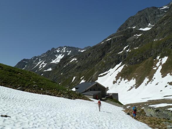 Die Tuoi-Hütte, zu der von der Talseite eine Fahrweg führt