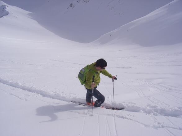 Der Aufstieg erfordert Spitzkehren, ein klarer Hinweis auf eine Hangneigung über 30°.