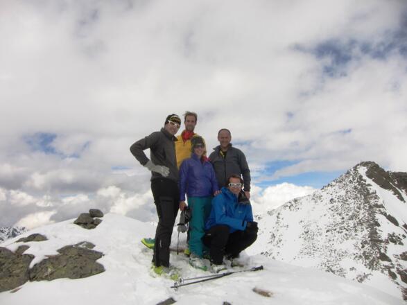 Nur ein bescheidenes Steinmännchen schmückt den Gipfel der Steintalspitze. Hinten der Pockkogel (2807 m).