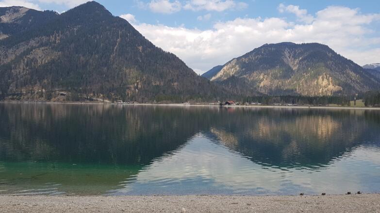 Vom ostseitigen Fußweg ein Blick zurück zum Hotel forelle