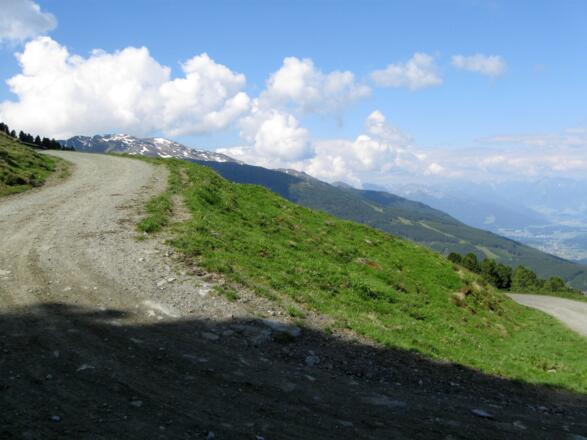 Bald ist die Baumgrenze erreicht und damit auch die Largozalm, die man zunächst links liegen läßt.