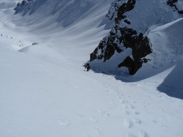 Spektakulärer Anstieg durch die Steilrinne mit Tiefblick auf das Lange Wannenkar.