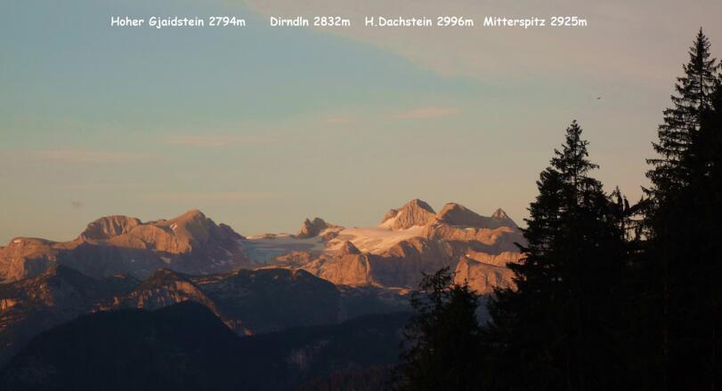 Erste Sonnenstrahlen am Dachstein