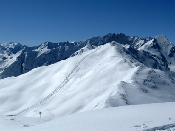 Nachbargipfel Roter Kogel mit schönen Abfahrtsspuren