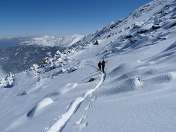 Im oberen Abschnitt ist das Gelände stark verblockt (Vorsicht bei der Abfahrt).
