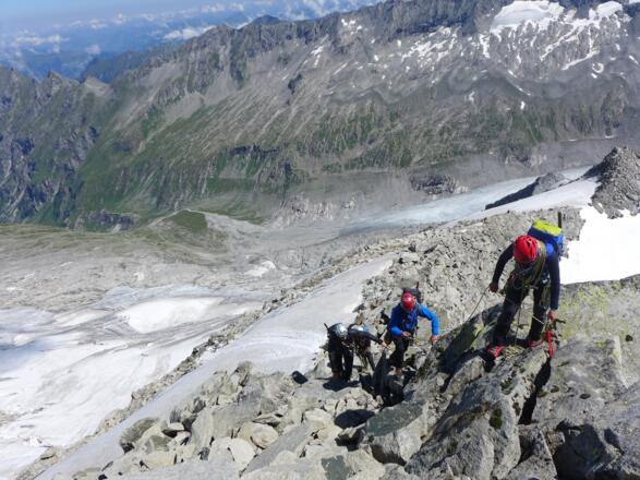 Grat Richtung Gipel, im Hintergrund die Scharte zum "Aufsitzen"