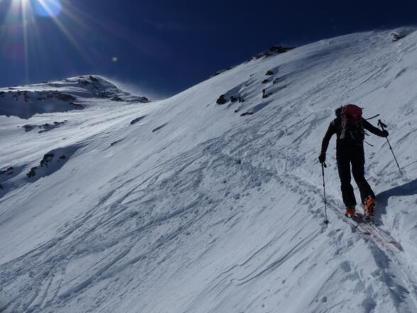 Mit Blick auf den Gipfel, steigen wir steil zur Scharte auf.