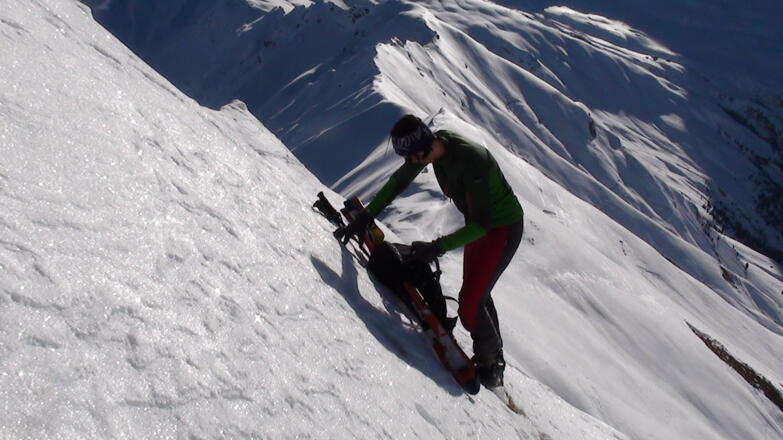 Von der Scharte weg hat man einen südost bis südseitigen Anstieg. (Blick zurück zur Scharte)