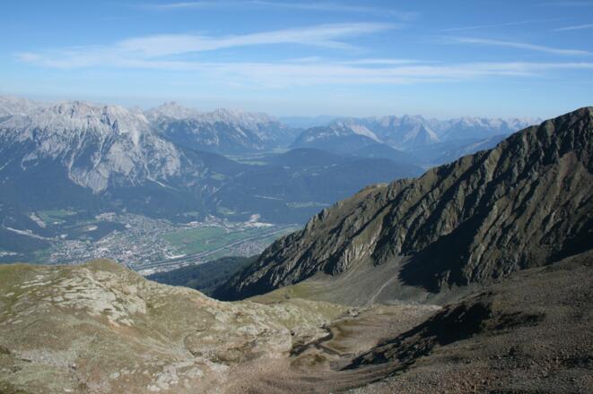 Vom Bacherwandkopf blickt man bereits hinunter ins Inntal bzw. nach Telfs.