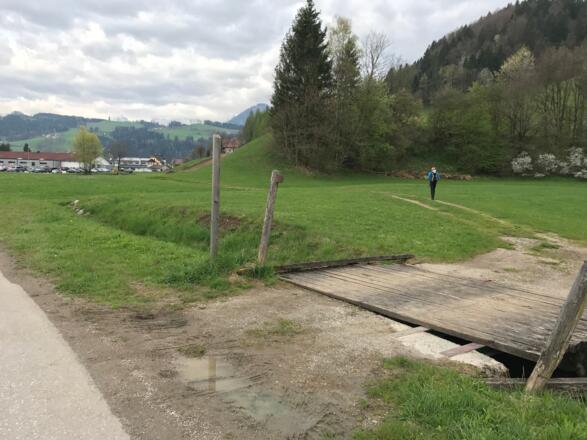 Abzweigung des Wanderwegs hinter dem Sportplatz