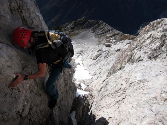 Am Beginn eine kurze Kletterstelle knapp am 3. Grad (UIAA).