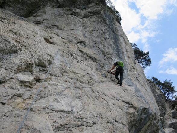 Querung und zweiter Überhang im Sportklettersteig (C/D und E)