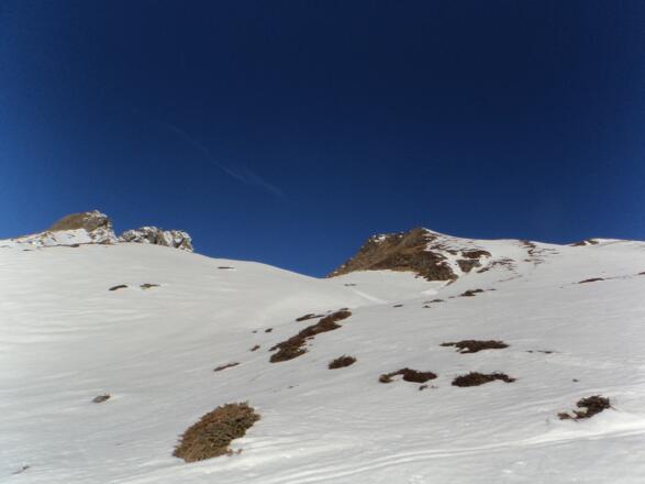 Hier geht es nach rechts hinauf. Links "Im Blechner" beide Anstiege sind möglich.