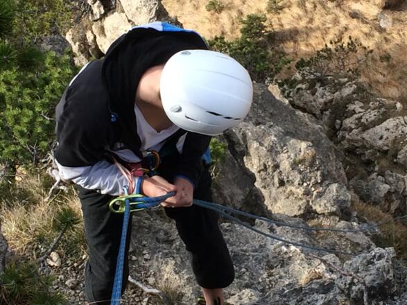 Abseilen mit Tuber (Reverso 4) und Kurzprusik, die Seilenden abgeknotet. Das 60 m Seil, halbiert, reicht genau bis zum Einstieg.