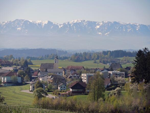 Neukirchen an der Vöckla mit dem Höllengebirge im Hintergrund