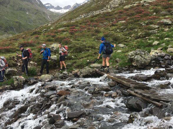 Wunderschöne wasserreiche Hochebene, über zahlreich Wasserläufe führt der Weg von der Hütte weg zum Anstieg Richtung Sattelloch