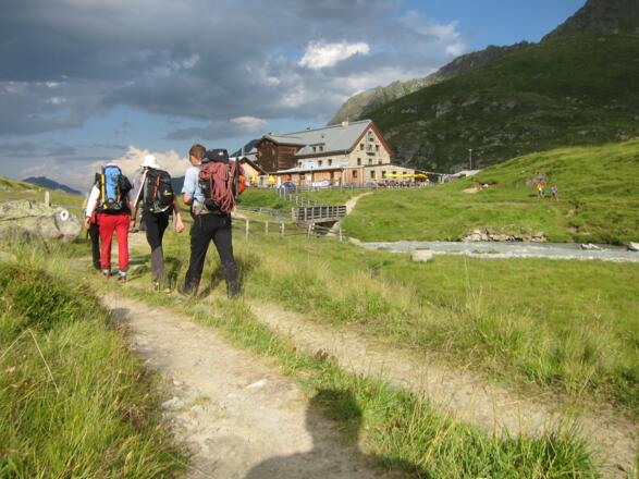 Nach einem großartigen Tourentag erreichen wir am Nachmittag die Franz-Senn-Hütte. Gerade rechtzeitig zu Kaffee und Apfelstrudel ...