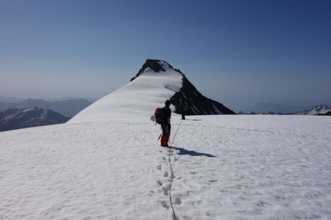 Auf dem Rücken mit Blick auf den Gipfel